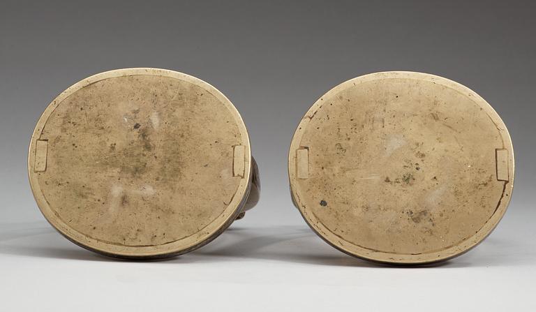 STIGBYGLAR, ett par,  patinerad och emaljerad brons. Qing dynastin, 1800-tal.