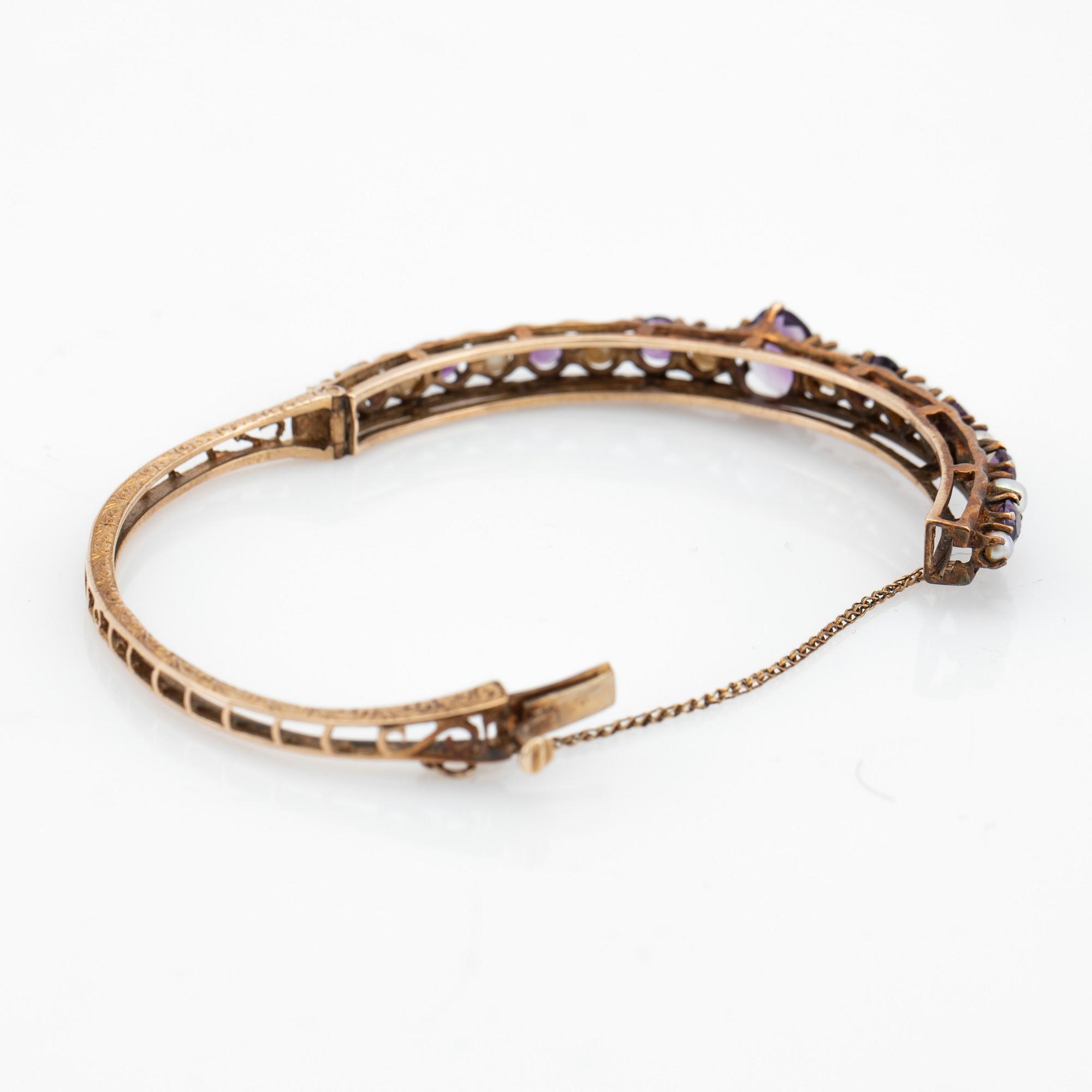 Armring, guld med ametister och pärlor.