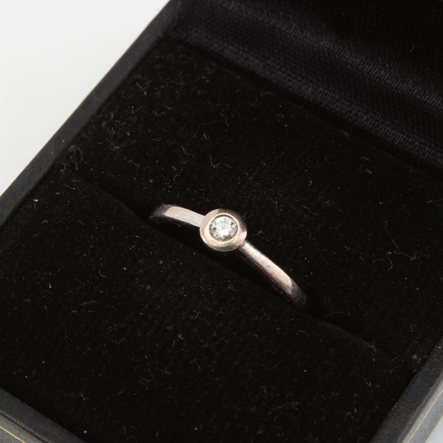 Ring, 18K white gold set with a round brilliant-cut diamond.