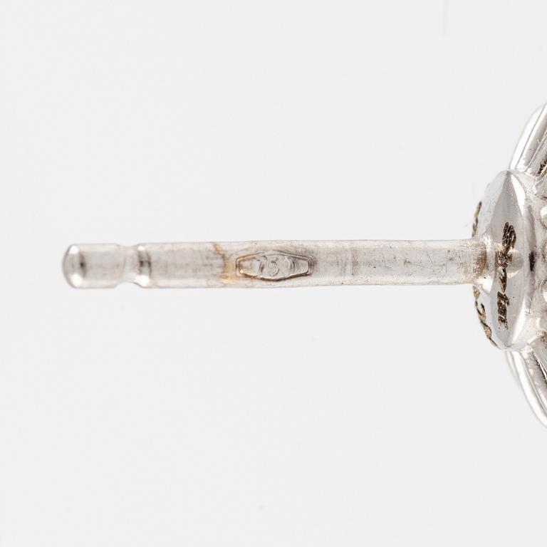 A pair of earrings in 18K white gold with round brilliant-cut diamonds.