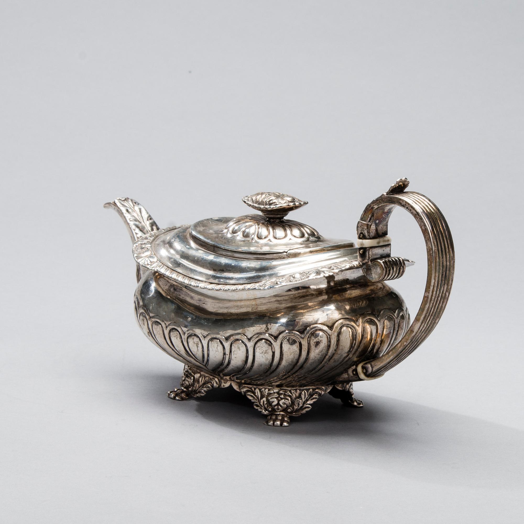 TEKANNA, silver, London, England 1810. Vikt 685 g.