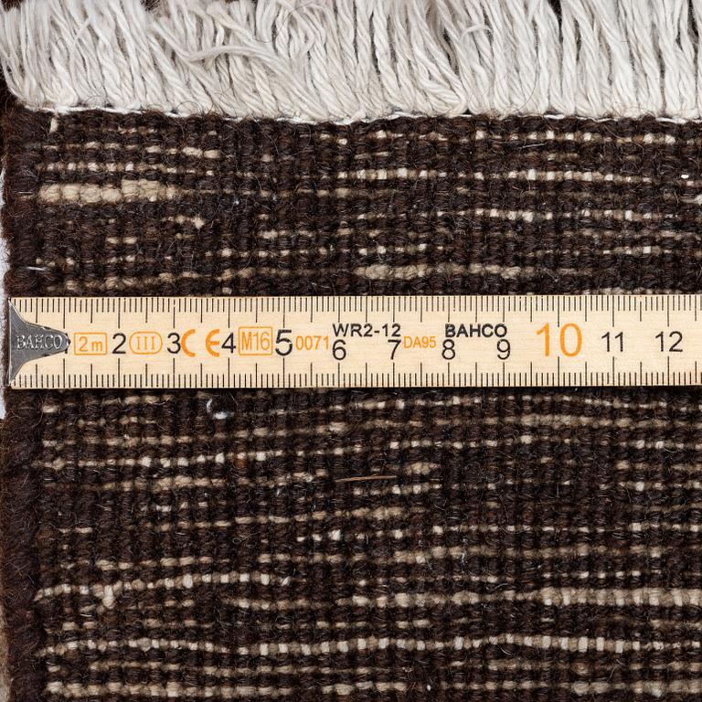 An oriental carpet, a. 287 x 204 cm.