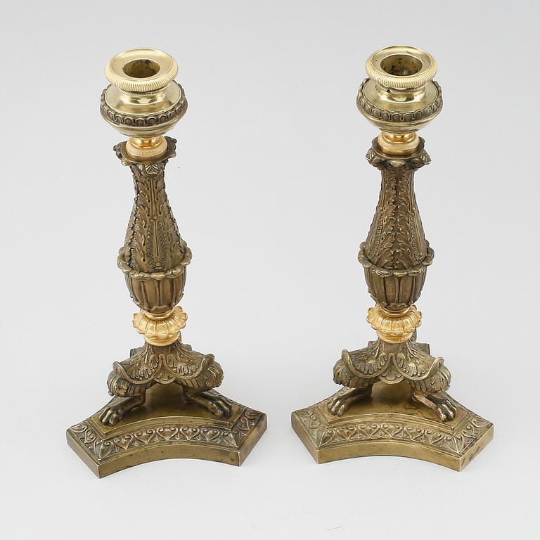 LJUSSTAKAR, 2 st, patinerad brons, senempire, 1800-talets första hälft.