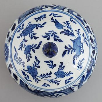 A blue and white vase with cover, Qing dynasty, 19th Century.