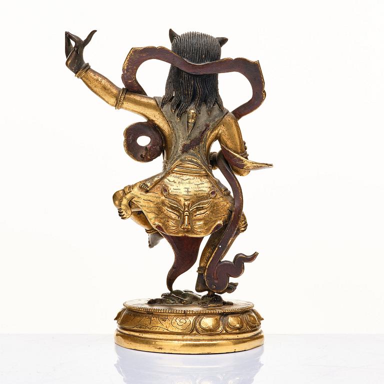 BJÖRNHÖVDAD DAKINI, patinerad kopparlegering. Tibetokinesisk, sent 1700-tal/omkring 1800.