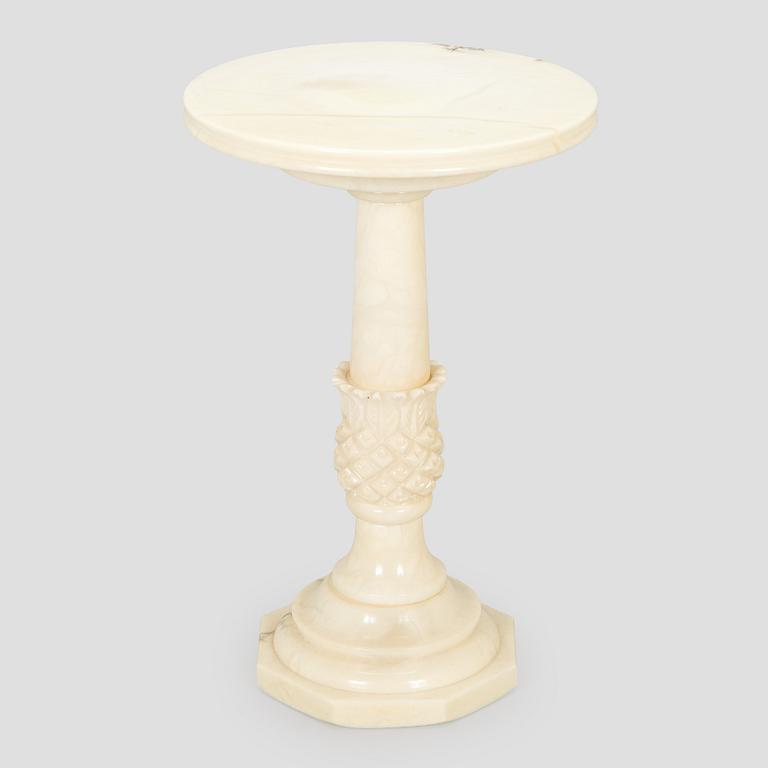 Sidobord, alabaster, 1900-tal.