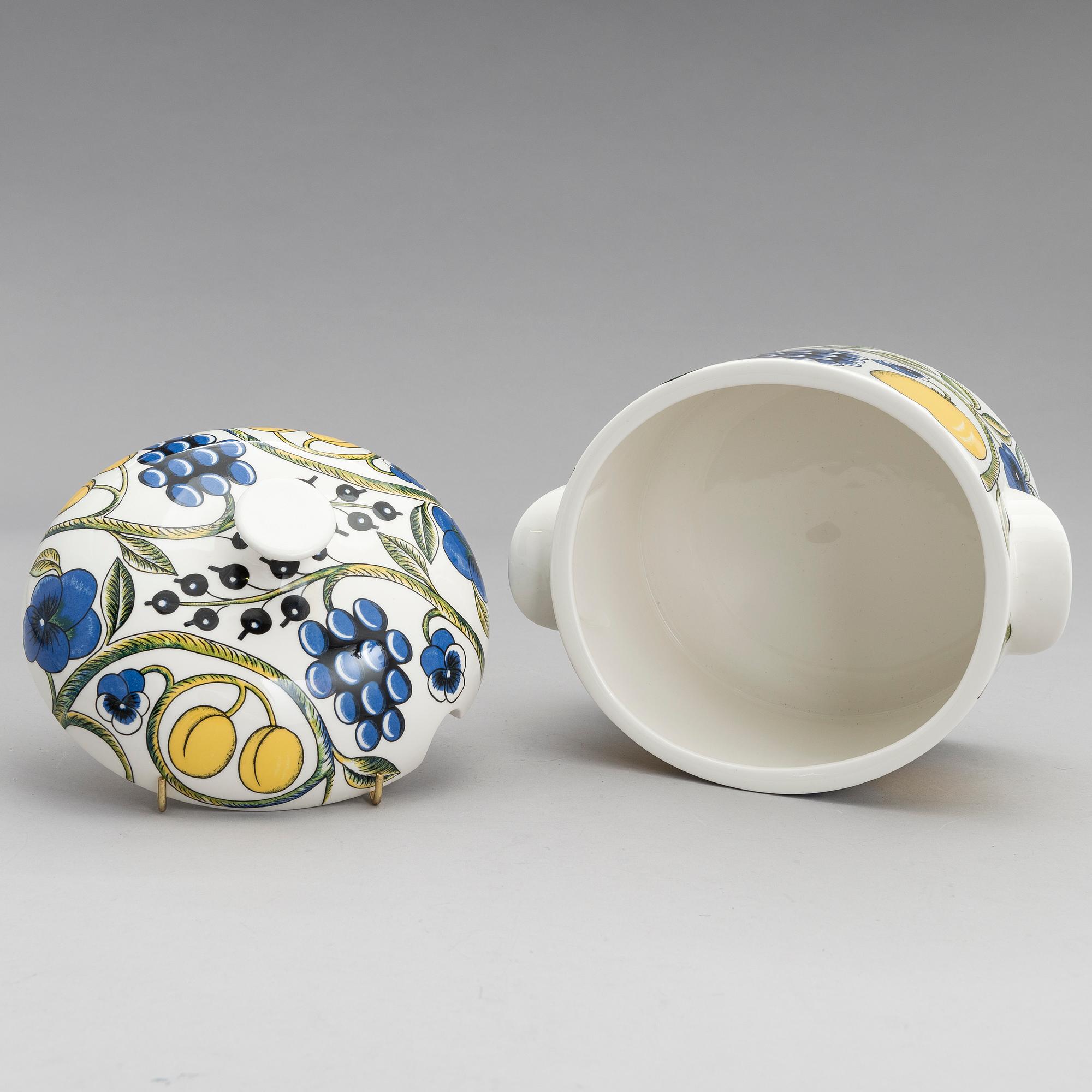 BIRGER KAIPIAINEN, A lidded tureen and a serving dish of the 'Paratiisi' series for Arabia, Finland.