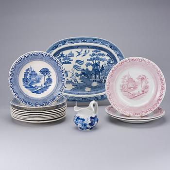 TALLRIKAR, 12 st, "Spets" och SERVERINGSFAT, "Willow" fajans, Arabia 1878-1893 och 1932-1949 samt Wedgwood 1900-tal.