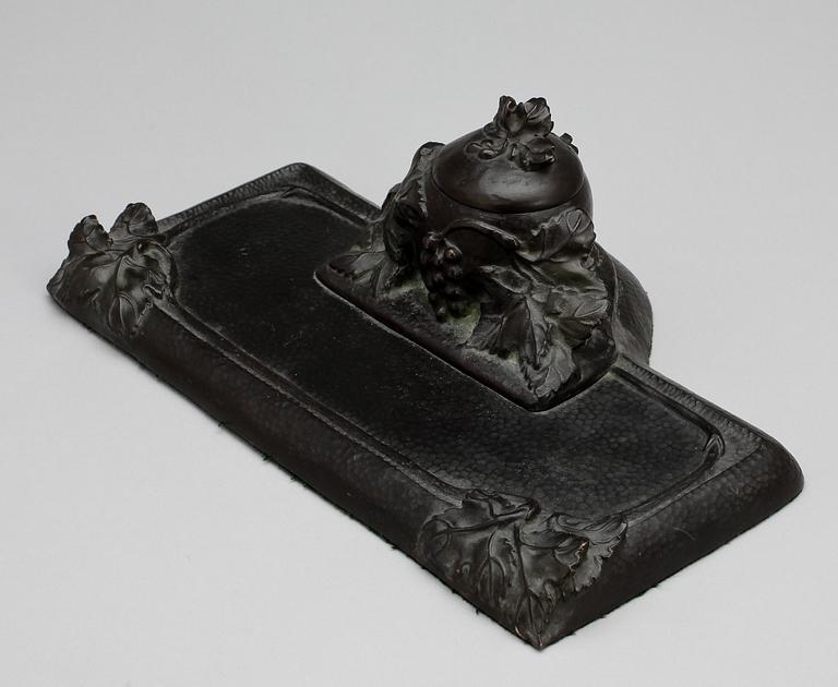 SKRIVSTÄLL, brons, jugend, omkring sekelskiftet 1800/1900-tal. E. Engström.