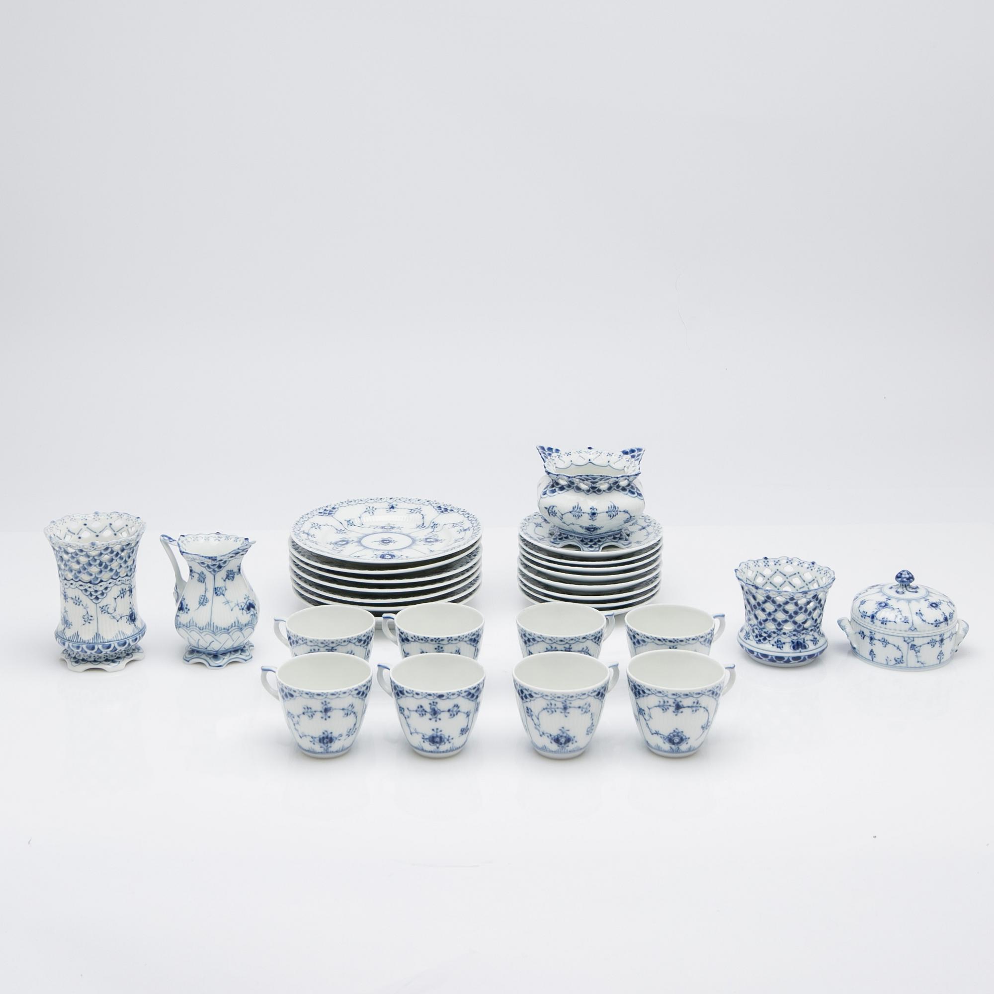 Royal Copenhagen, Service pieces, 20 pieces, porcelain, "Musselmalet helblond and halvblond", Denmark.