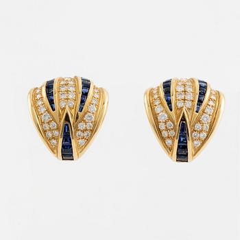 W.A. Bolin, örhängen, clips med stift, med carréslipade safirer och briljantslipade diamanter.