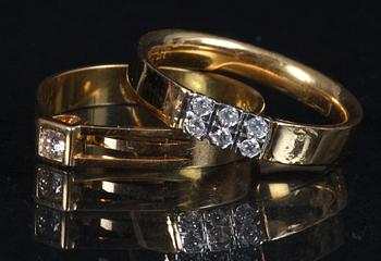 RINGAR, 2 st, 18k guld samt diamanter ca 0,07 resp 0,12 k.
