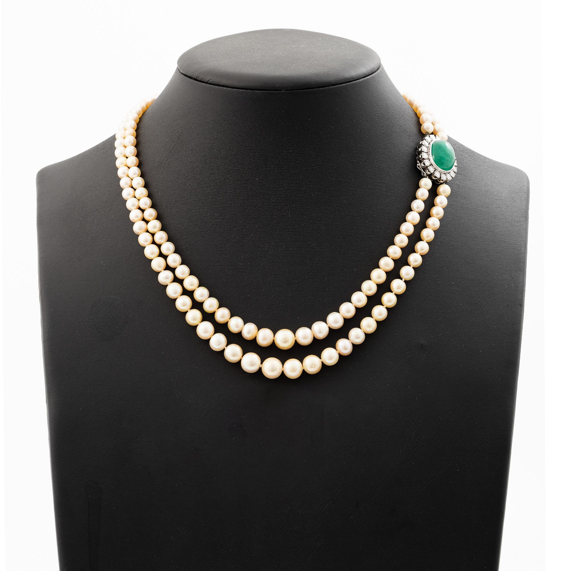 Collier odlade pärlor lås 18K vitguld med en cabochonslipad smaragd och runda briljantslipade diamanter.