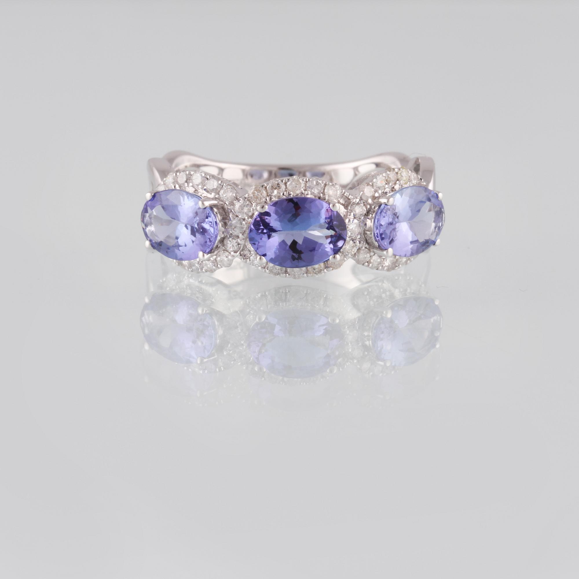 RING, 18K vitguld med briljantslipade diamanter ca 0.35 ct samt 3 ovalslipade tanzaniter ca 2.11 ct. Vikt 3,6 gram.