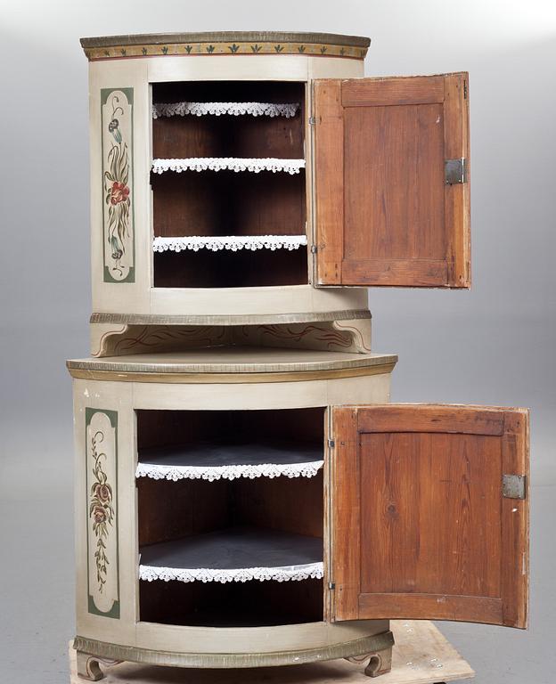 HÖRNSKÅP, allmoge. 1800-tal.