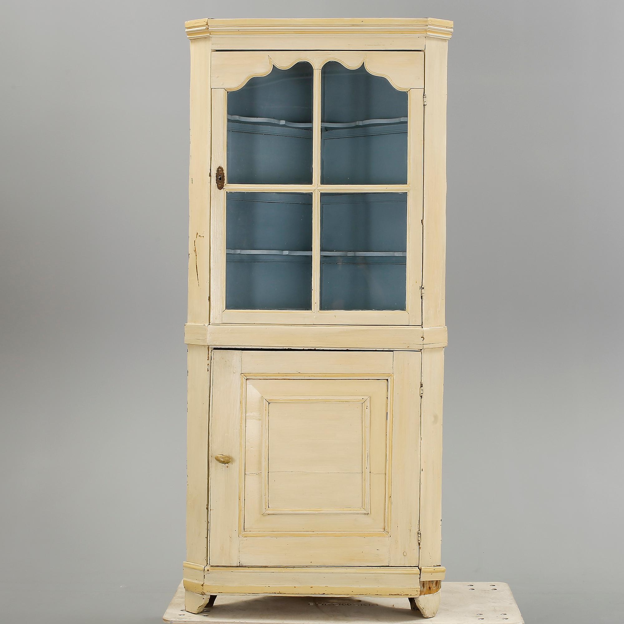 HÖRNSKÅP, allmoge, 1800-tal.