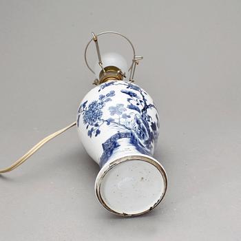 BORDSLAMPA. Porslin. Qing dynastin, Qianlong (1736-95).