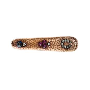 A BROOCH, 14K gold. Rose cut diamonds, rubies, sapphire. Early 1900 s.  Length 45 mm. Weight 5,1 g.