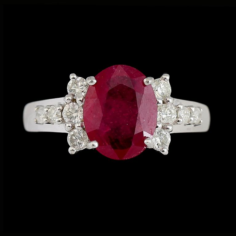 RING, 10K vitguld, rubin ca 2.80 ct, diamanter tot ca 0.45 ct.