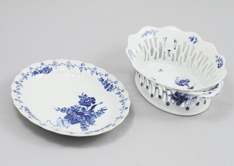 GALLERSKÅL med UNDERFAT, porslin, "Blå Blomst", Royal Copenhagen, 1900-talets andra hälft.