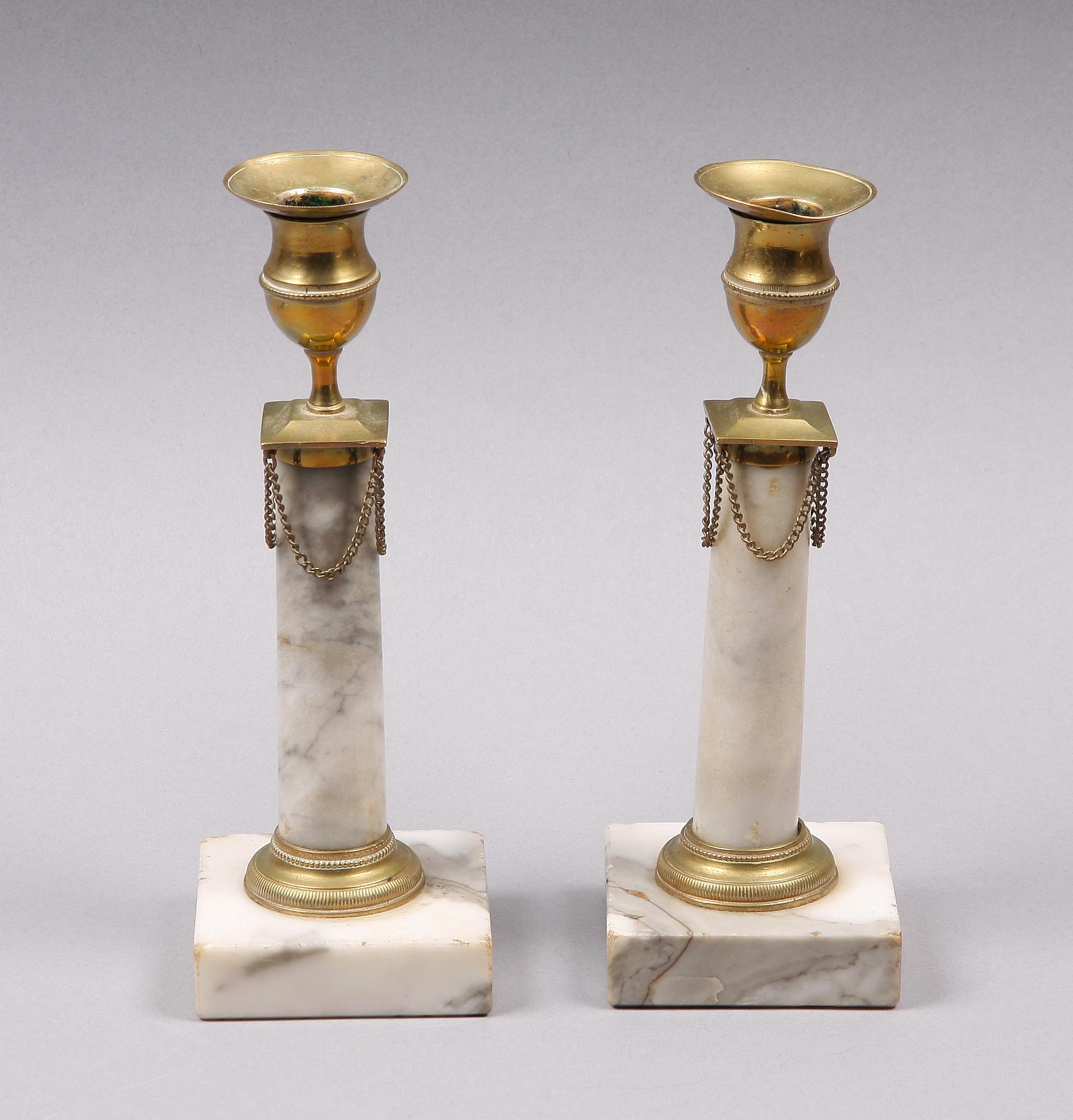 LJUSSTAKAR, ett par, marmor, mässing, sengustavianska, omkring 1800.