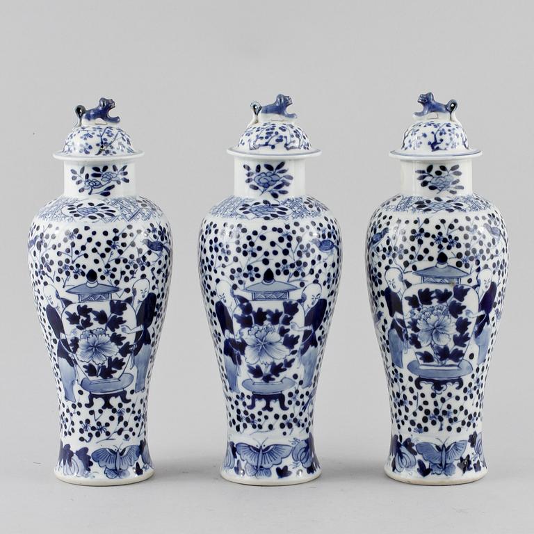 LOCKURNOR, tre st, porslin, Kina, 1800-tal.