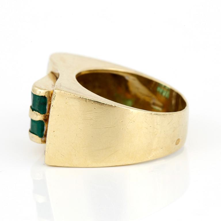 RING, 18K guld med diamanter tot ca 0,20 ct och smaragder, Frankrike, troligen 1900-talets första hälft Tot vikt ca 12 g.
