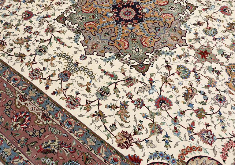 A part silk Tabriz carpet, so-called 50 Raj, approx. 356 x 250 cm.