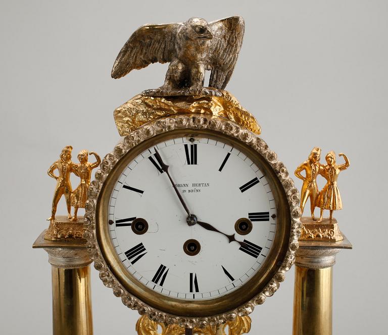 BORDSPENDYL, förgylld brons, med speldosa, 1800-tal.