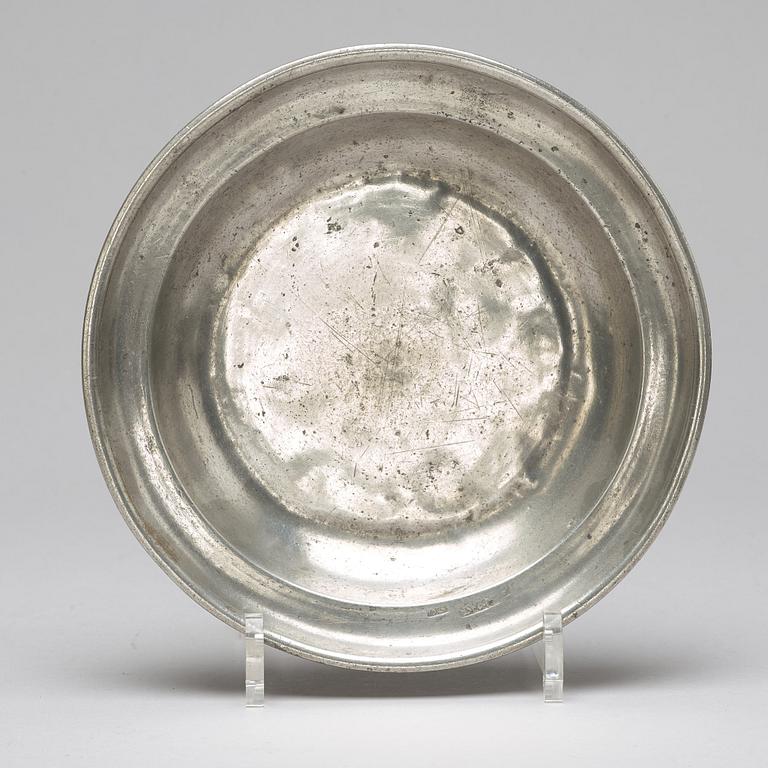 Eight pewter pieces, 18th/19th ct.