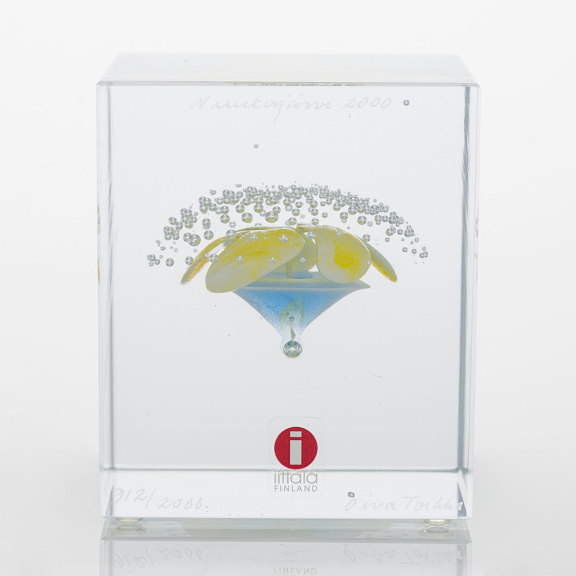 Oiva Toikka, annual glass cube 2000, signed Oiva Toikka Nuutajärvi 2000, 912/2000.