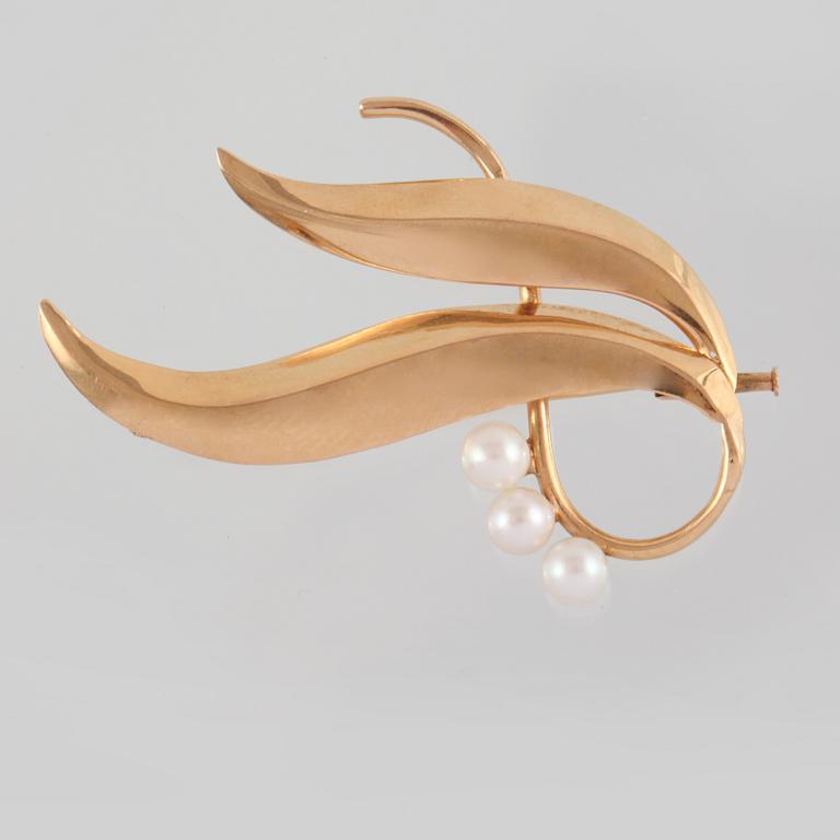 BROSCH, 18K guld med 3 odlade pärlor, Stigbert, Stockholm, 1945. Vikt 4,2 gram.