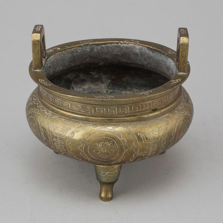 A CHINESE BRONZE CHARCOAL BURNER, 20TH CENTURY.