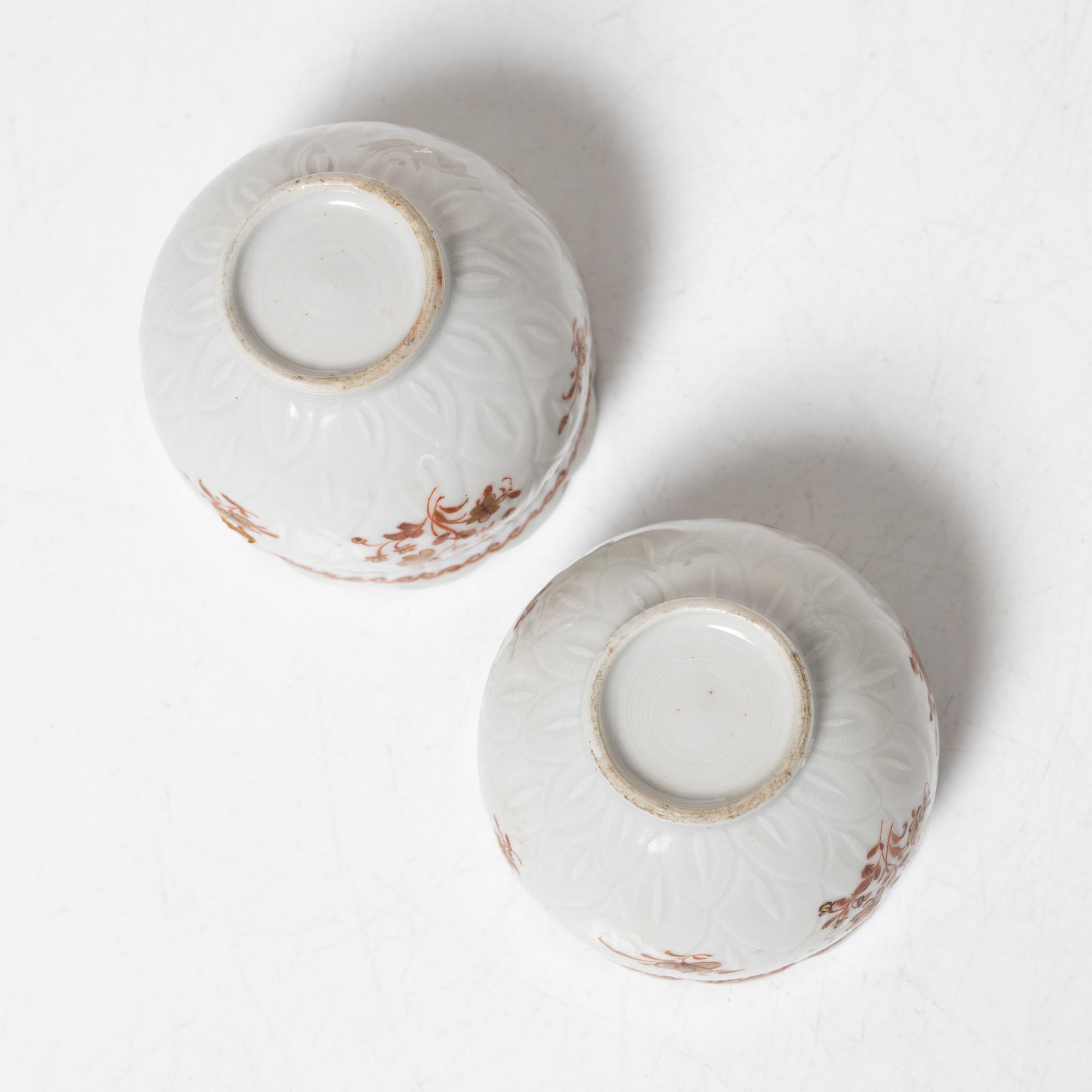 Cremekoppar med lock, ett par, 1700-tal samt tekanna 1900-tal.