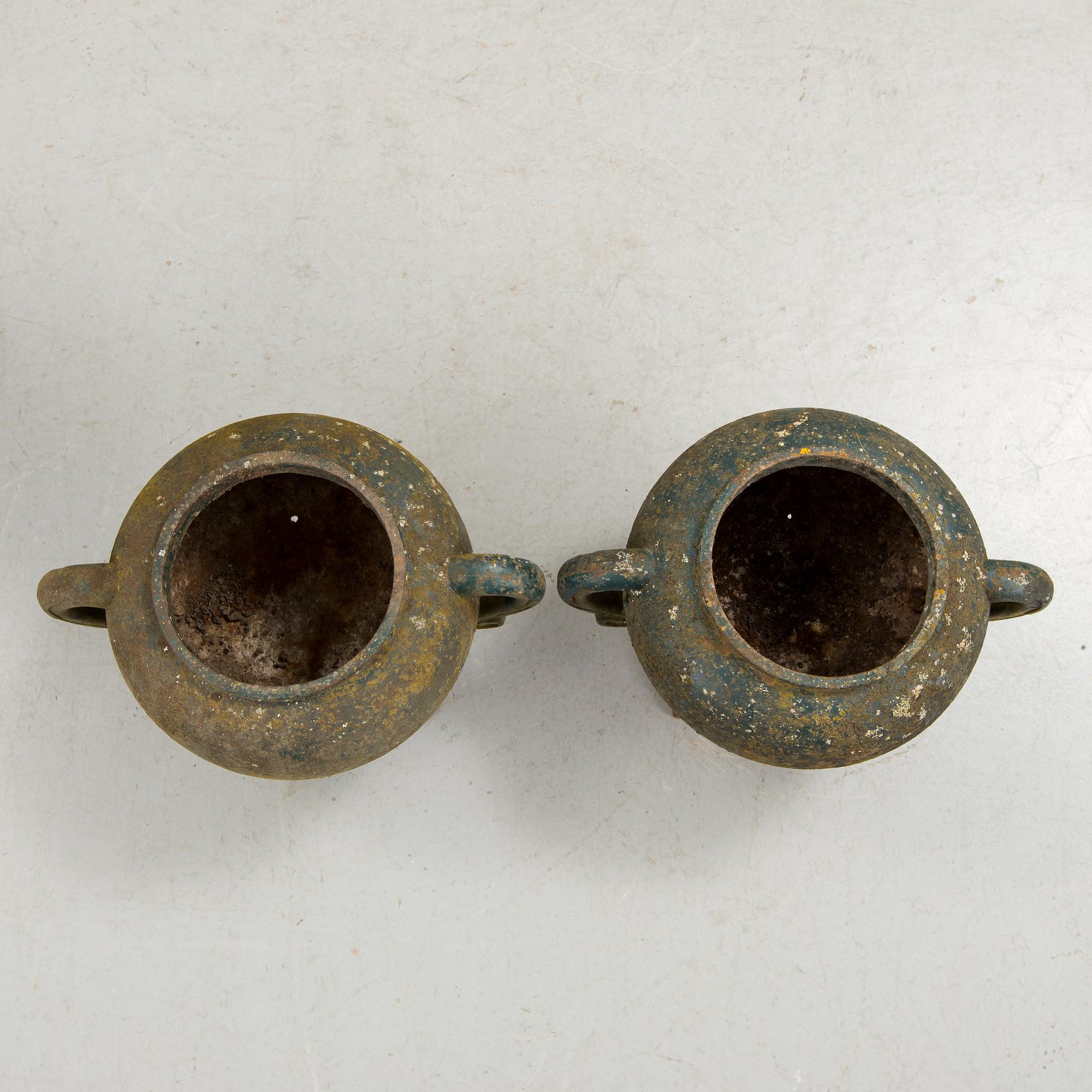 TRÄDGÅRDSURNOR I GJUTJÄRN, ett par, 1900-talets början.