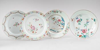 TALLRIKAR, 4 st snarlika, porslin, Kina, Qianlong 1736-1795.