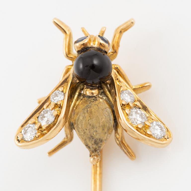 Brosch, Piaget, i form av insekt, 18K guld med cabochonslipad safir och små briljantslipade diamanter.