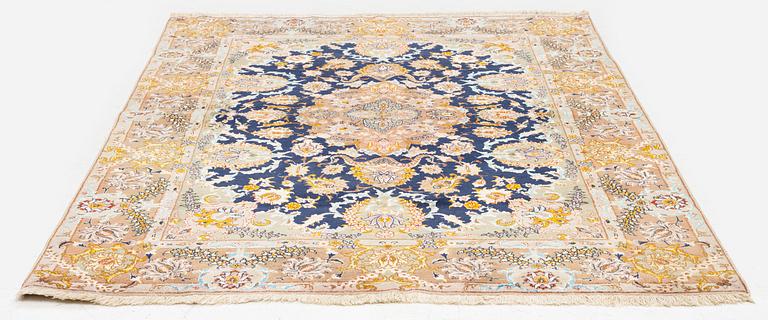 A Tabriz carpet, part silk, c. 206 x 147 cm.