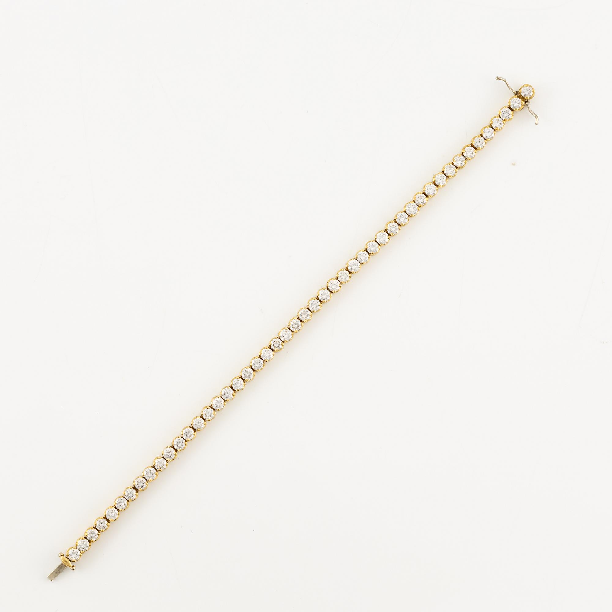 A tennis bracelet in 14K gold with round brilliant-cut diamonds.