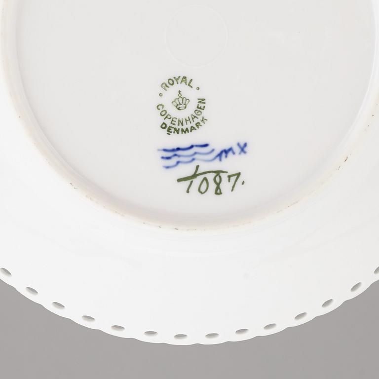 ROYAL COPENHAGEN, kaffeservis, 45 delar, porslin, "Musselmalet Helblonde", Danmark.