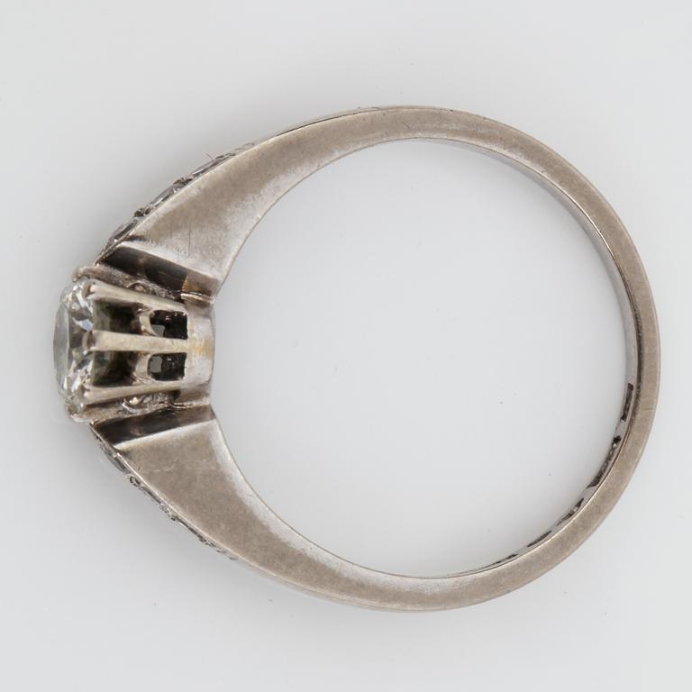 RING, vitguld 18K, diamanter på totalt ca 0,62 ct. Stockholm 1963. Vikt ca 4 gram.