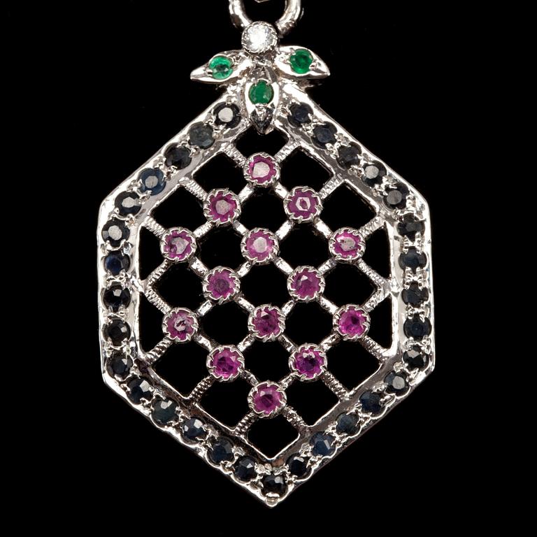 COLLIER MED HÄNGE, fasettslipade svarta och grå stenar, hänge besatt med bl.a. rubiner och smaragder.