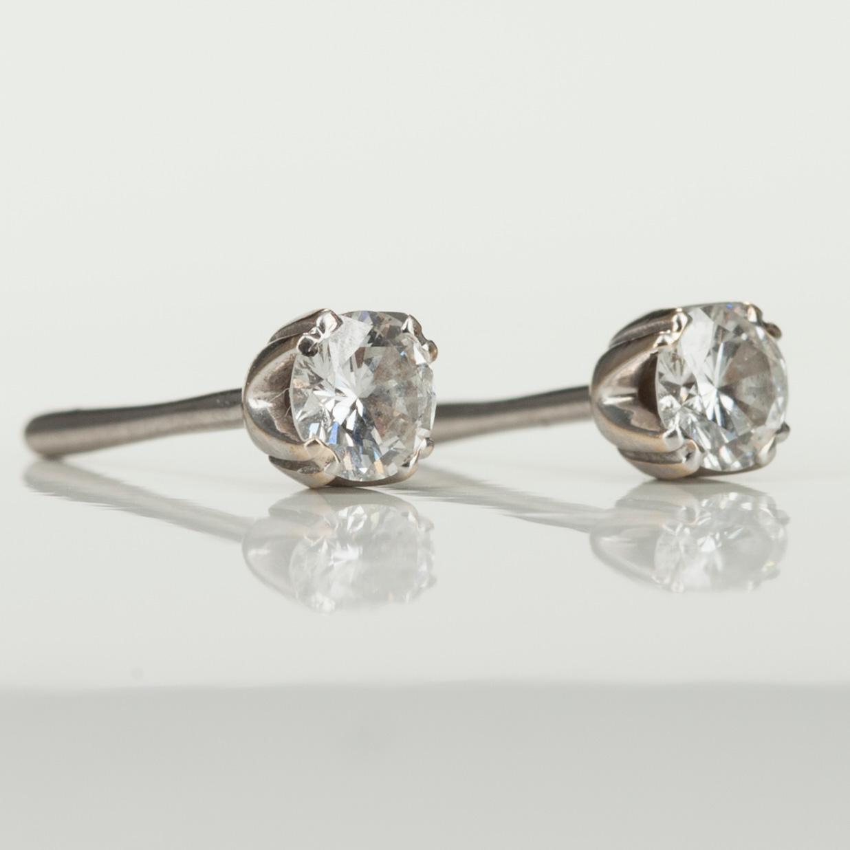 ÖRHÄNGEN, 18K vitguld, briljantslipade diamanter tot. 0,40 ct. Vikt 1,2 g.