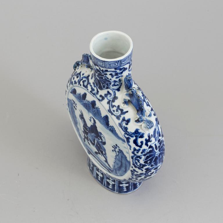 A blue and white porcelain moon flask, Qing dynasty, late 19th century.