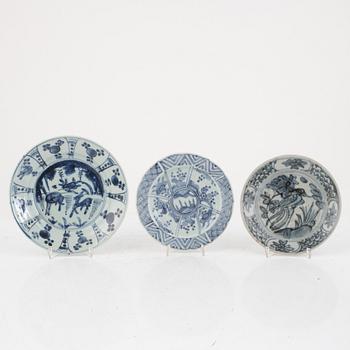 A group of four blue and white plates and four dishes, Ming dynasty, Wanli and Swatow, 16th/17th century.