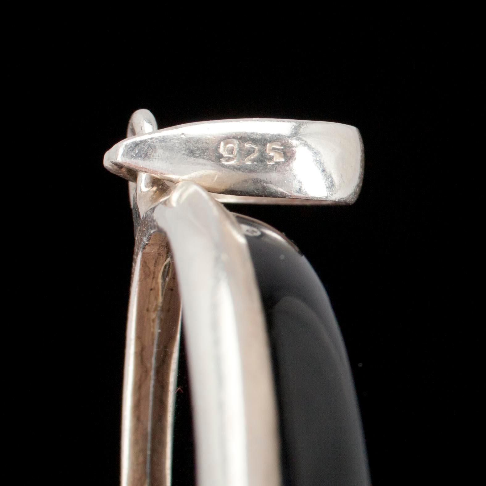 HÄNGSMYCKE samt RING, silver och onyx.