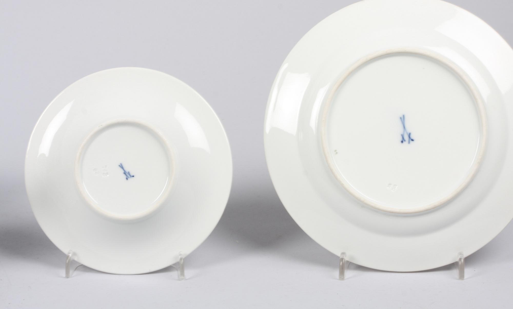 KOPPAR MED FAT, 7 ST SAMT ASSIETTER, 11 st, porslin, Meissen 1800-tal.