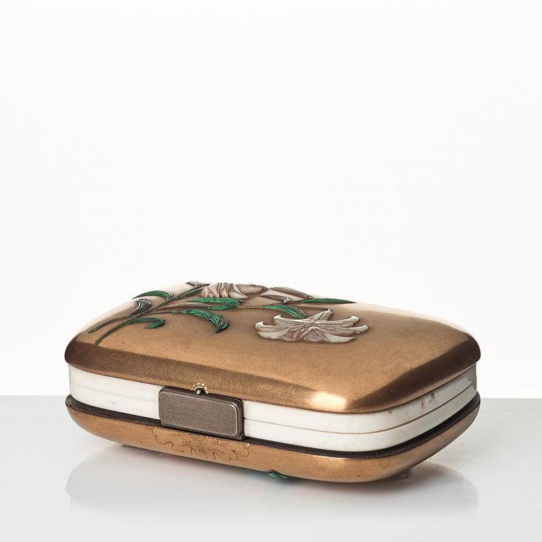 An elegant lacquer cigarett case with inlays of malachite, mother of pearl, and stone, circa 1900.