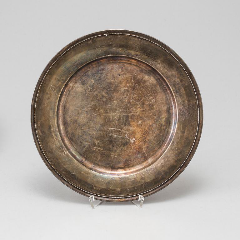 Two silver serving dishes, one marked GAB, Stockholm, Sweden 1944. Total weight 1620 g.