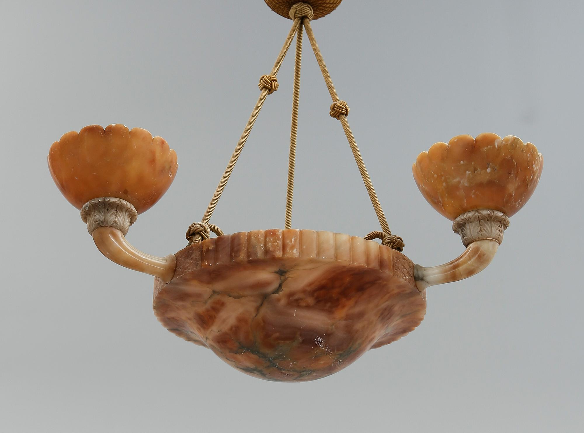 TAKAMPEL, alabaster, 1900-talets första hälft. Höjd ca 65 cm.